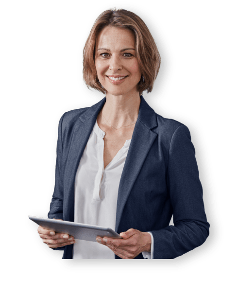 Donna sorridente con tablet in mano