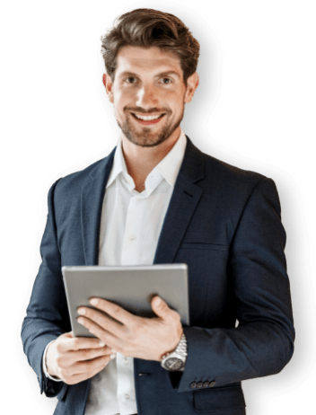 Uomo sorridente con tablet in mano