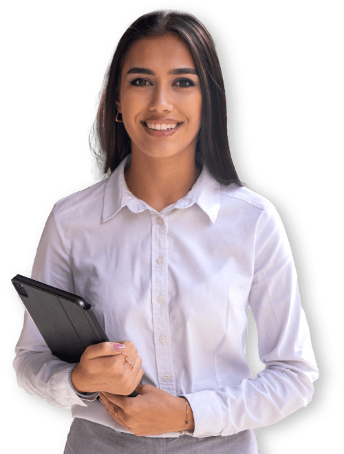 Donna sorridente con tablet in mano
