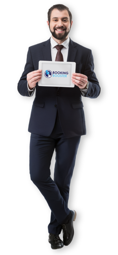 Uomo sorridente con tablet in mano