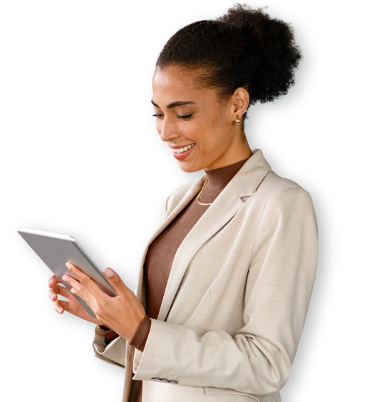 Donna sorridente con tablet in mano
