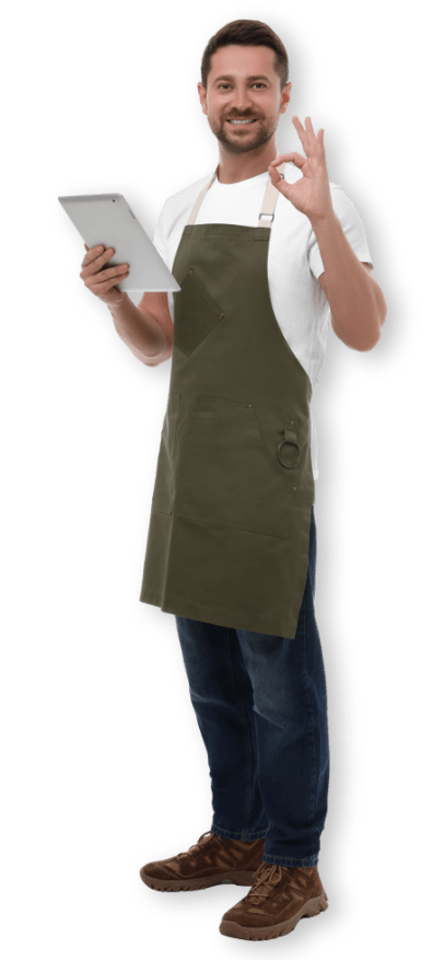 Uomo sorridente con tablet in mano