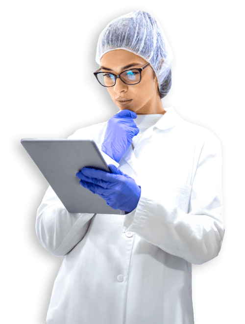 Uomo che guarda il tablet