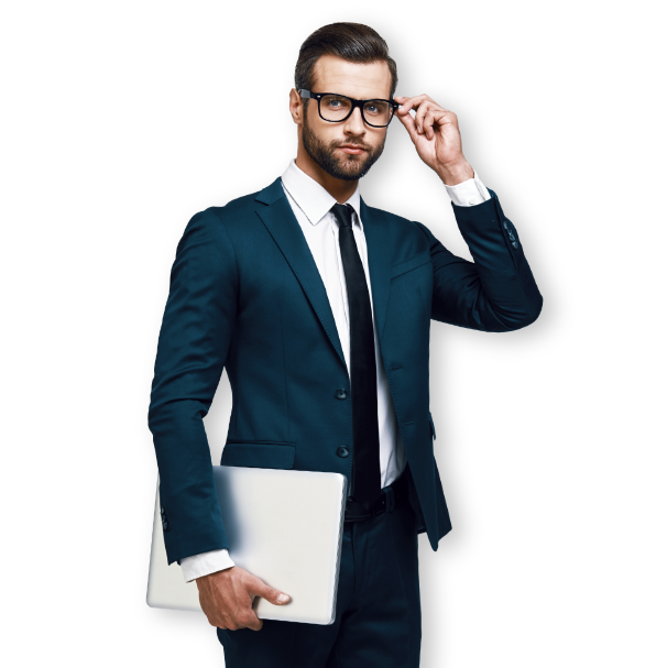 Uomo con tablet usa il software gestionale per l'associazione di categoria