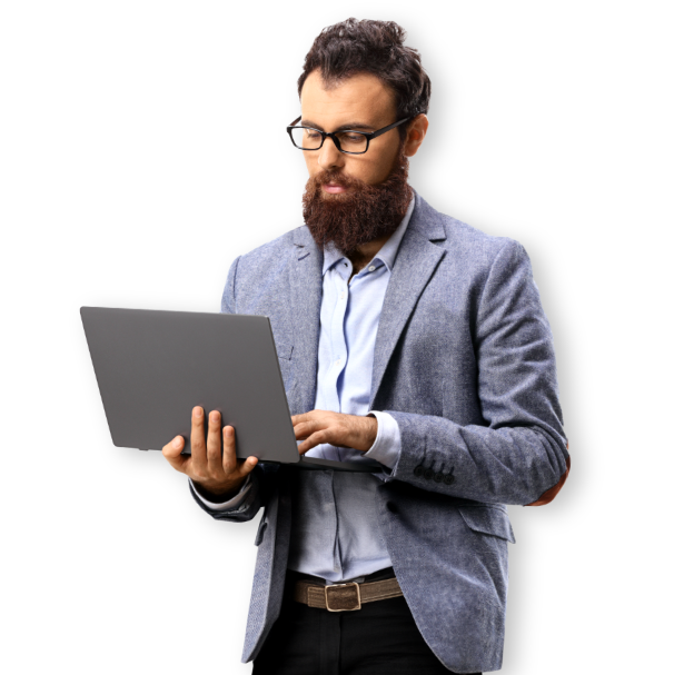 Uomo con laptop usa il gestionale per associazione di categoria