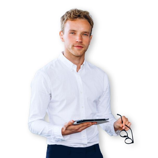 Uomo con tablet usa le funzionalità del gestionale per associazione di categoria