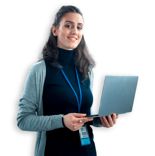 Donna sorridente con in mano un laptop