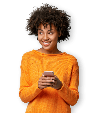 Donna sorridente con in mano un telefono