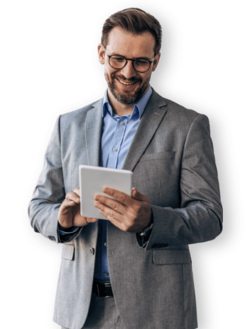 Uomo sorridente con in mano un tablet
