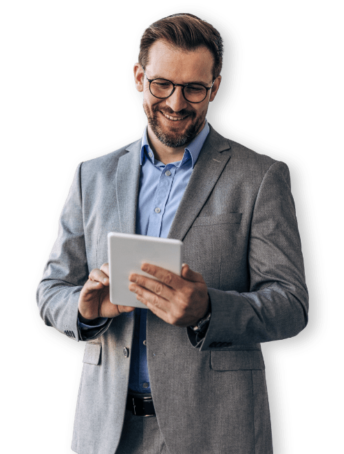 Uomo sorridente con in mano un tablet