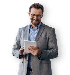Uomo sorridente con in mano un tablet