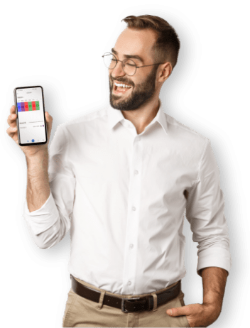Uomo sorridente con in mano un telefono