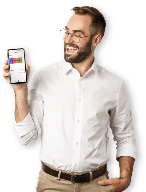 Uomo sorridente con in mano un telefono