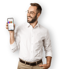 Uomo sorridente con in mano un telefono