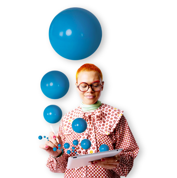 Donna con in mano un tablet con bolle di idee