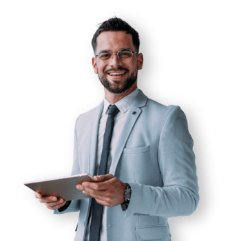 Uomo sorridente con in mano un tablet