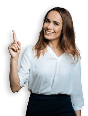 Ragazza sorridente con la mano alzata