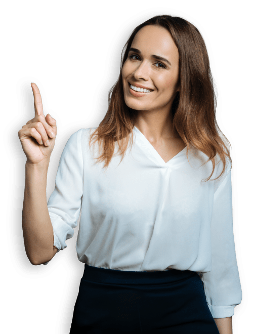 Ragazza sorridente con la mano alzata