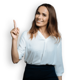 Ragazza sorridente con la mano alzata