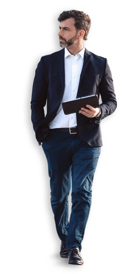 Uomo sorridente con in mano un tablet