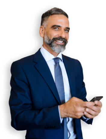 Uomo sorridente con in mano un telefono