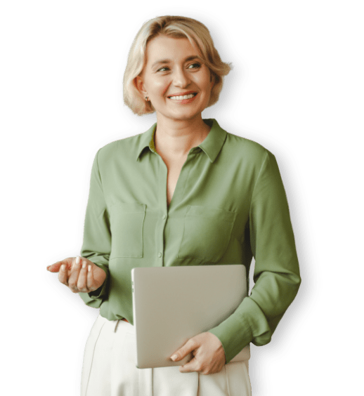 Donna sorridente con in mano un laptop
