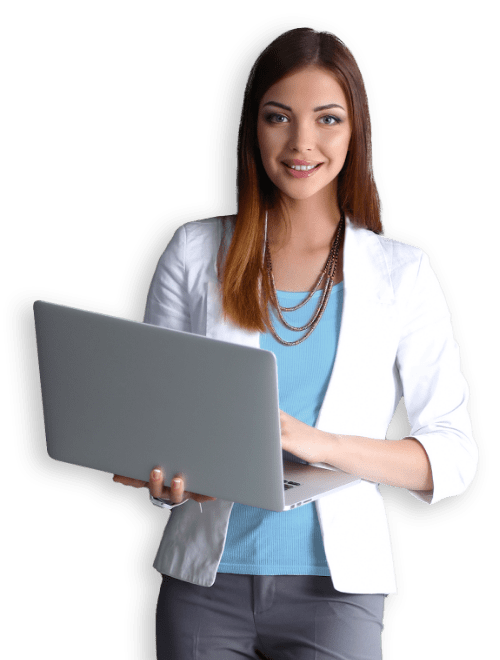 Donna sorridente con in mano un laptop