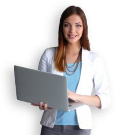 Donna sorridente con in mano un laptop
