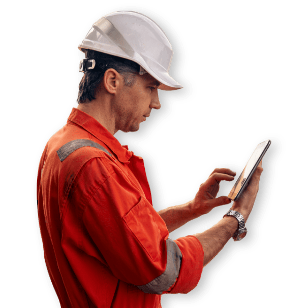 uomo caschetto con tablet in mano
