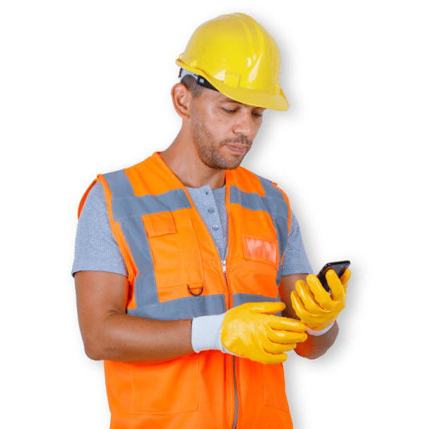 uomo caschetto con cellulare in mano
