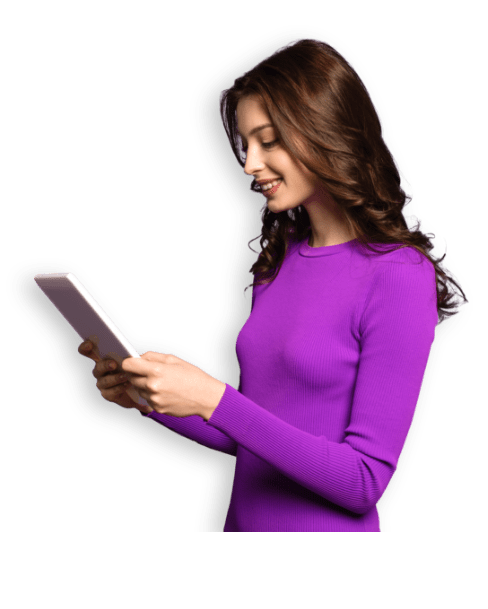 Donna con tablet usa le funzioni del software per la sostenibilità aziendale