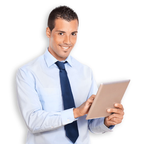 Uomo con tablet usa le funzionalità del software per il bilancio di sostenibilità